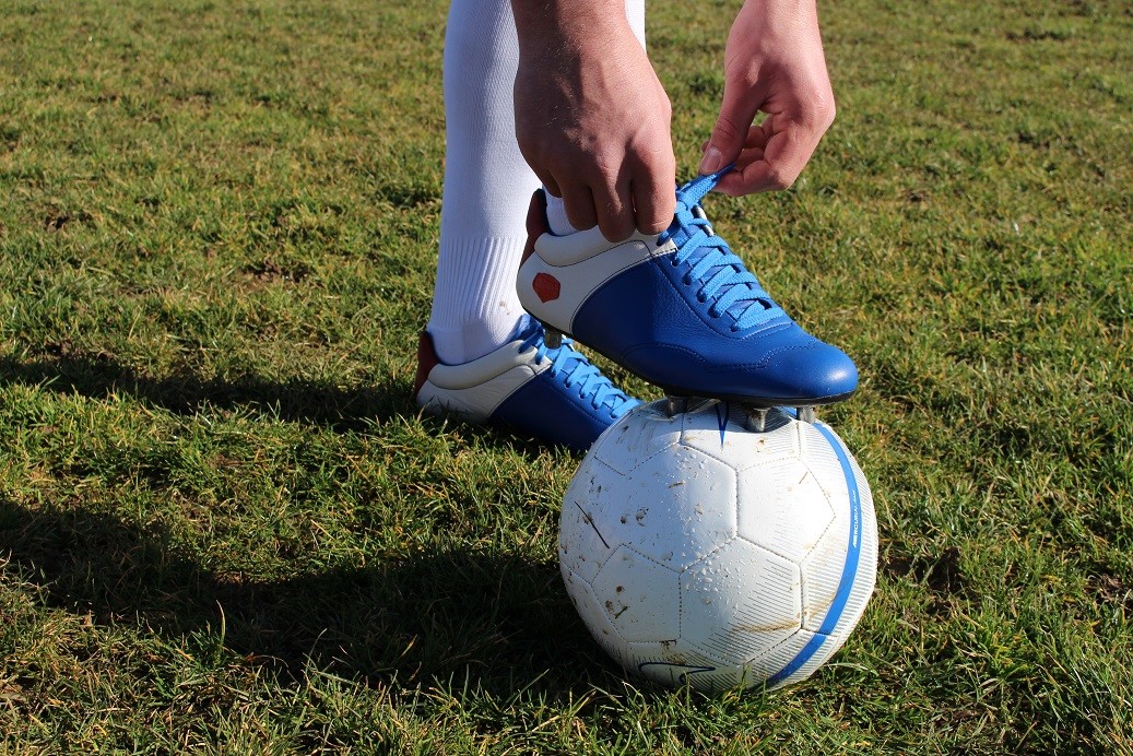 De Vieilles Chaussures De Football Usées Et Fuites Avec Des Pointes Faites  Maison à Partir De Vis De Toit Ont été Lavées Et Séché Image stock - Image  du détail, cher: 156841397