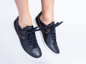 chaussures noires et blanches femme