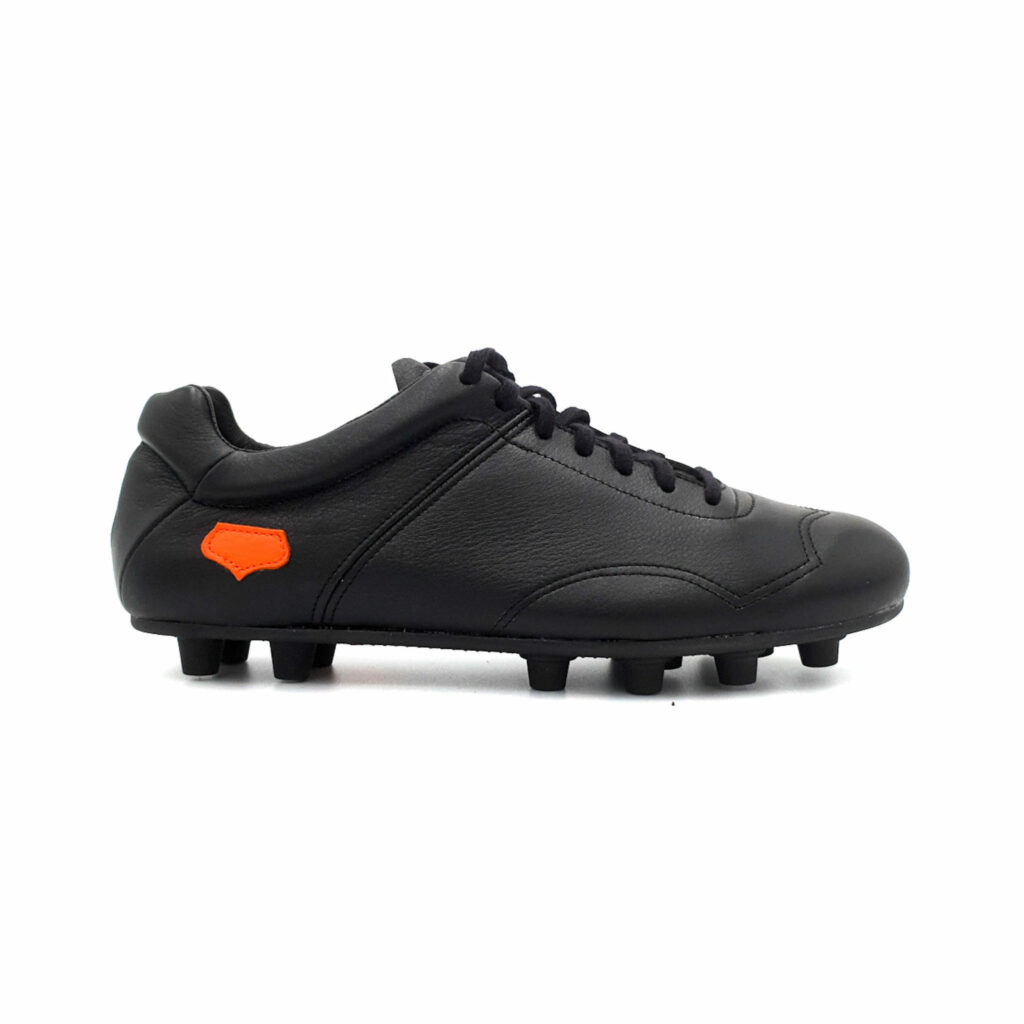 chaussure foot noir infatigable crampons moulés