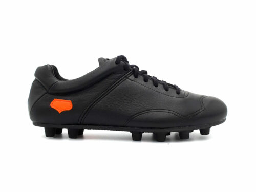 chaussure foot noir infatigable crampons moulés