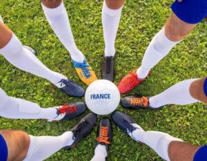 chaussures de football françaises autour d'un ballon de foot