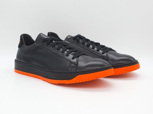 Sneakers Cuir Noir - Semelle Noire et Orange : modèle "Derby"