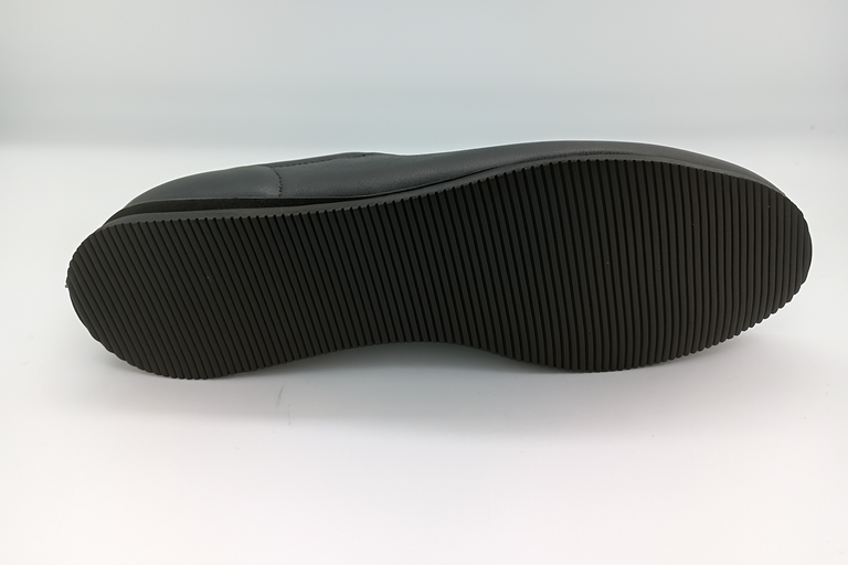 VUE DE DESSOUS D4UNE SEMELLE EN CAOUTCHOUC DE LA MARQUE MIL2MIL CHAUSSURES FABRIQU2ES ARTISANNALEMENT EN FRANCE