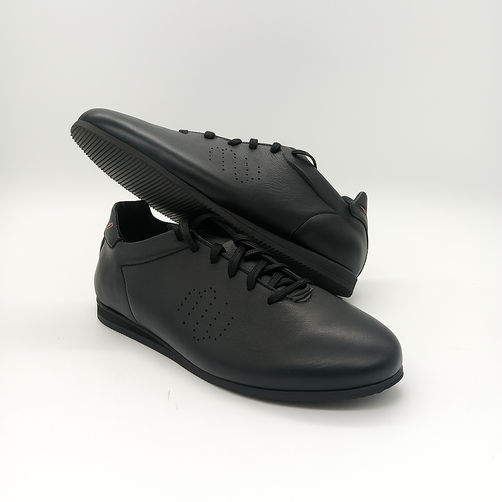 Chaussures en cuir noir Milémil fabriquées artisanalement en France, modèle minimaliste avec semelle noire, confort et élégance française.