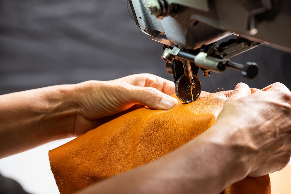 machine a coudre pilier utilisée par un fabricant de chaussures pour la fabrication française de baskets