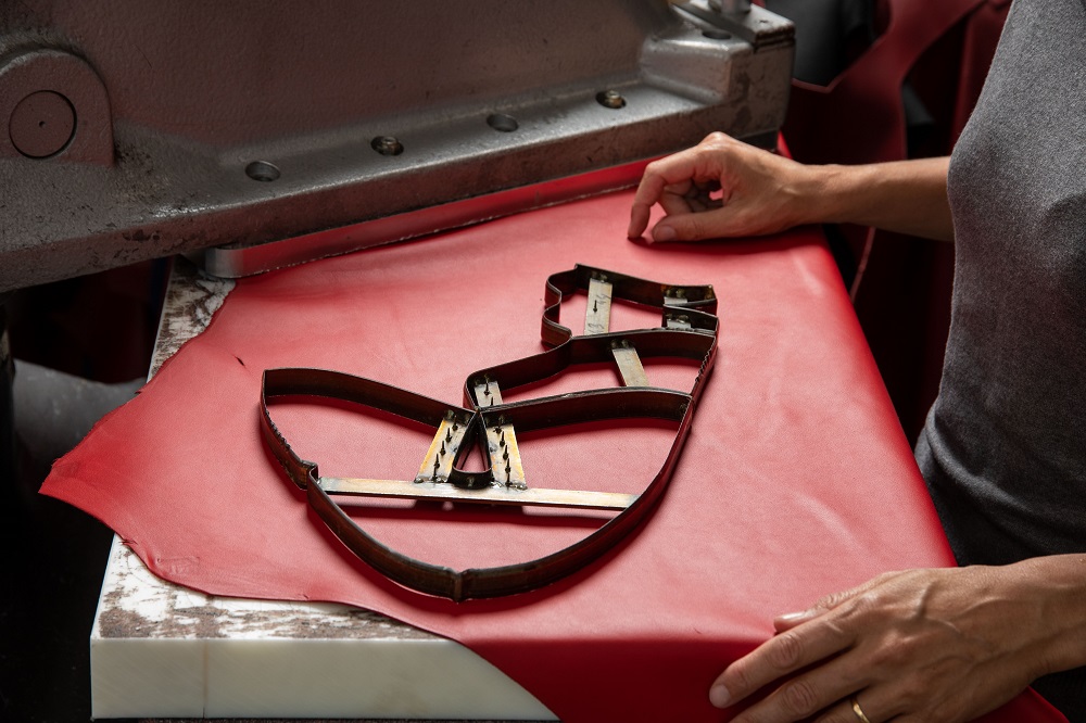 coupe de chaussures chez un fabricant de chaussures de romans