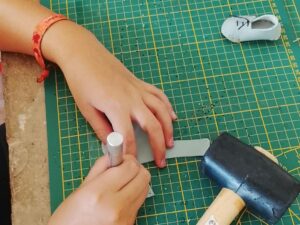 atelier de fabrication de chaussures pour enfant au musee de la chaussure à romans sur isere