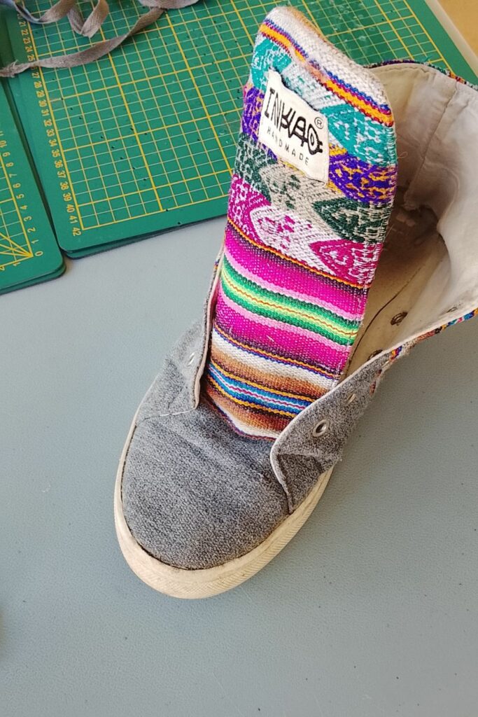 récupération d'une paire de baskets en toile pour fabrication d'une nouvelle paire de chaussures