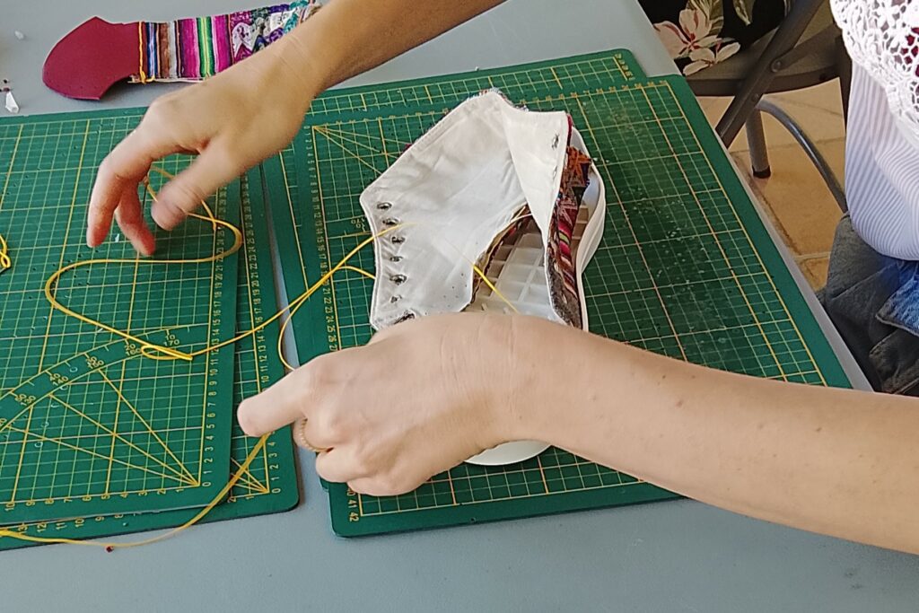 couture a la main d'ancienne baskets en toile