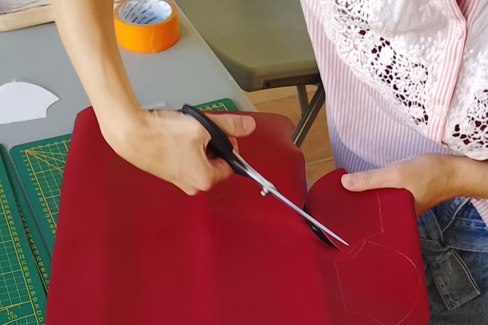 découpe du cuir a la main pour fabrication d'une paire de chaussures à romans sur isere