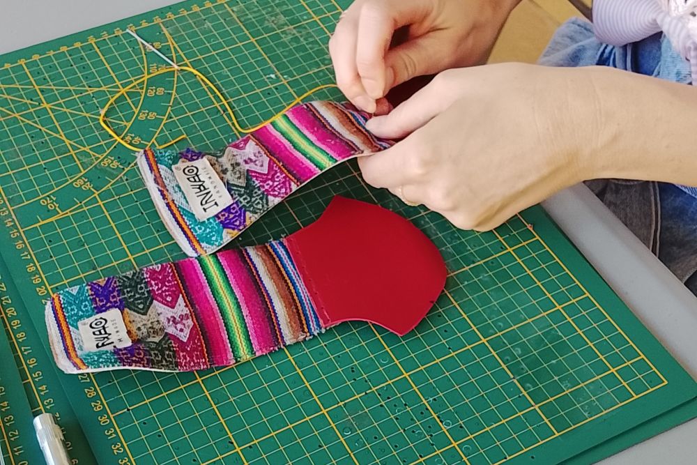 couture du dessus de la chaussure recyclée