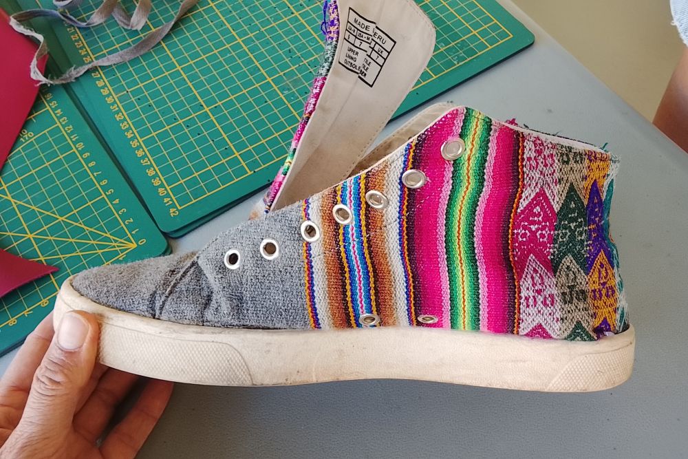 utilisation d'une ancienne paire de chaussures en tissu pour en fabriquer de nouvelles baskets