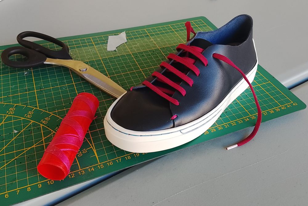 romans sur isere : fabrication de chaussures au musée de la chaussure